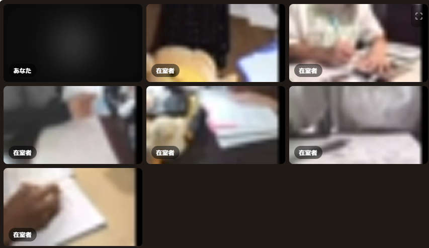 モザイク処理された自習室の映像例